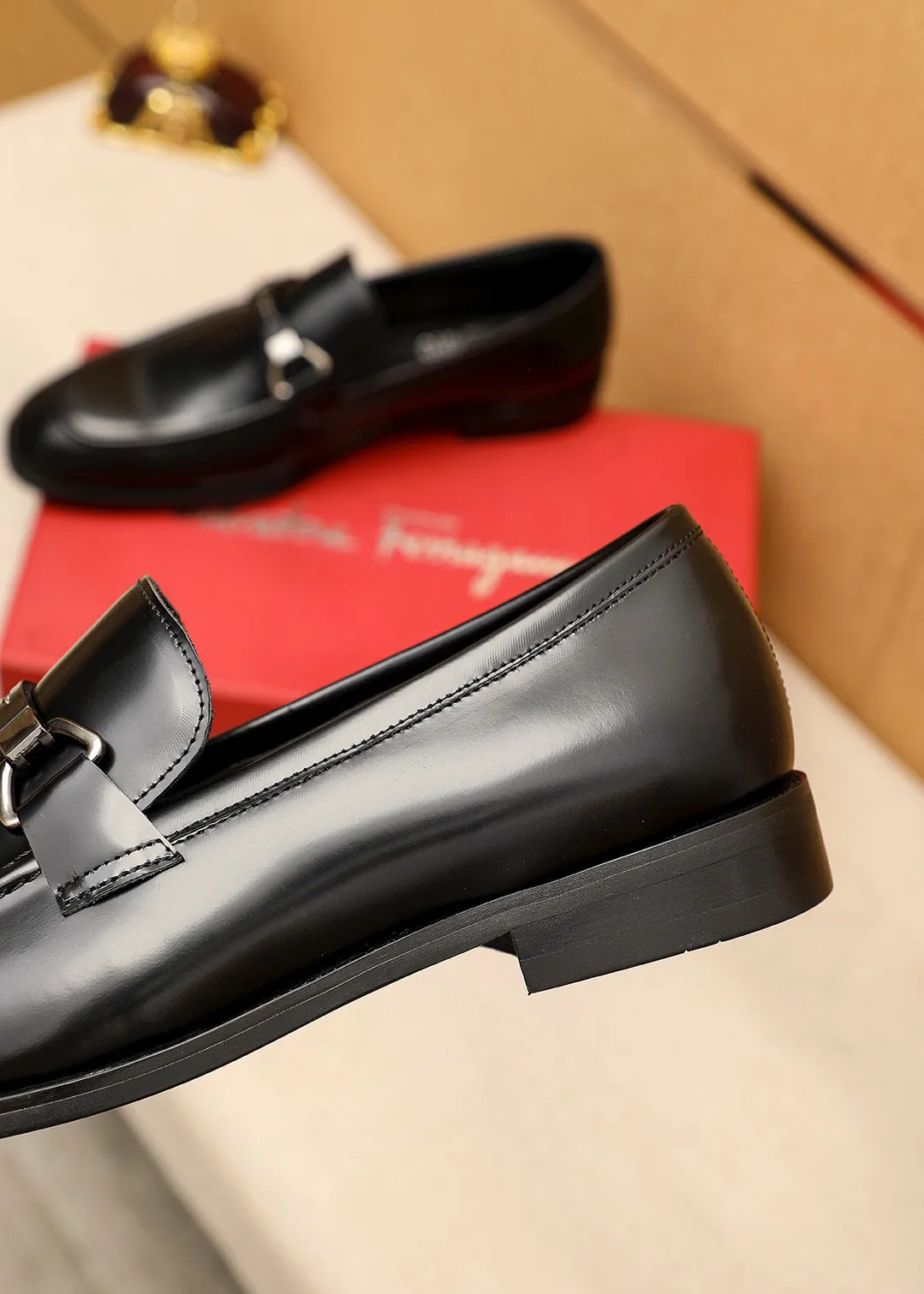 Men's shoes 💰480 💐 Product trademark: Ferragamo "Ferragamo" casual leather shoes Regular size: 38-44 (45.46🉑️customized) Product materials: Selected imported first-layer open-edge beaded cowhide leather upper + luxury hardware buckle, imported water-dyed cowhide leather lining. Strong three-dimensional visual effect, original rubber outsole Color: 3⃣️colors available